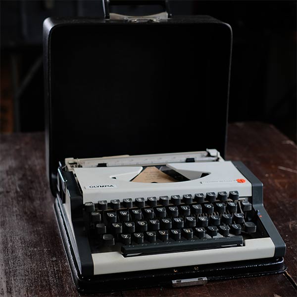 OLYMPIA Traveller de Luxe S Typewriter