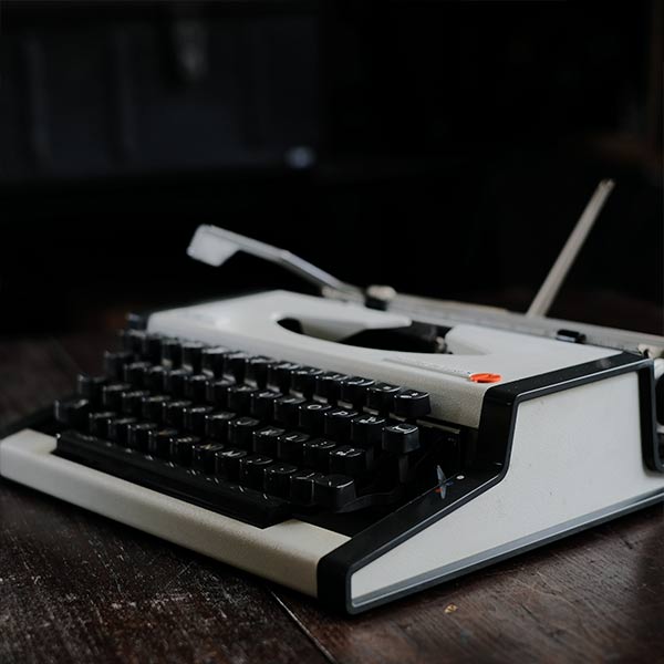 OLYMPIA Traveller de Luxe S Typewriter