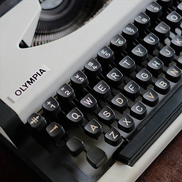 OLYMPIA Traveller de Luxe S Typewriter