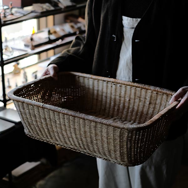 籐製の四角いバスケット(脱衣カゴ)