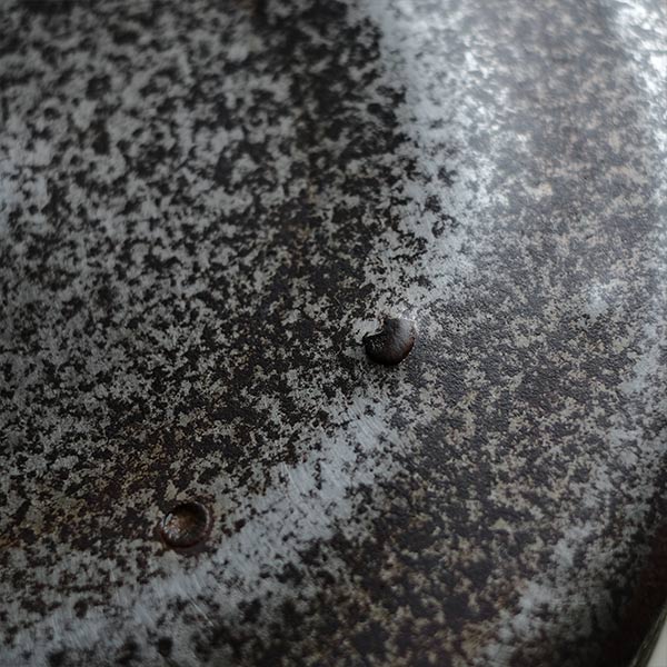 錆びた鉄脚の回転スツール