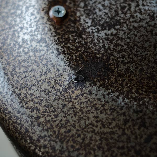 錆びた鉄脚の回転スツール