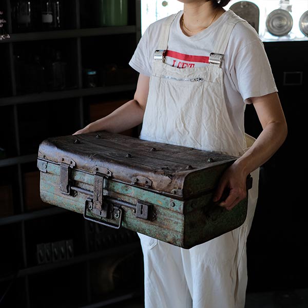 錆びに錆びたグリーンのトランク