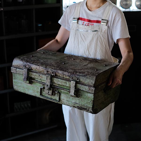 錆びに錆びたグリーンのトランク