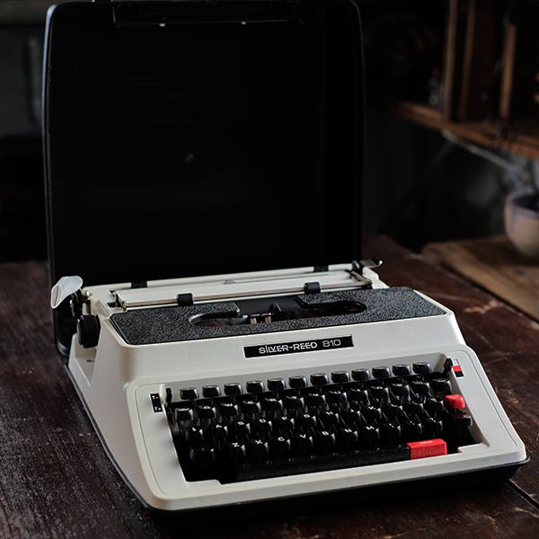 SILVER REED 810 Typewriter