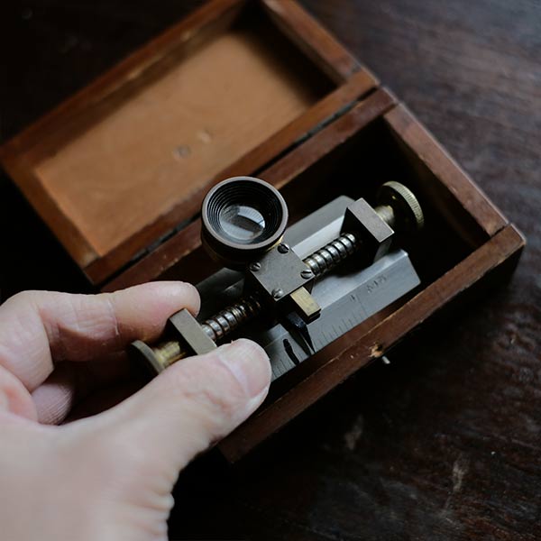 Small measuring instrument (with wooden box)