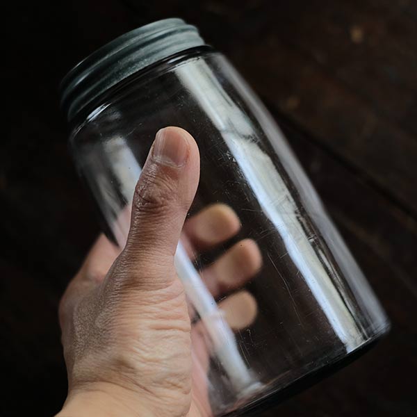 うっすら紫がかった無名のMason Jar