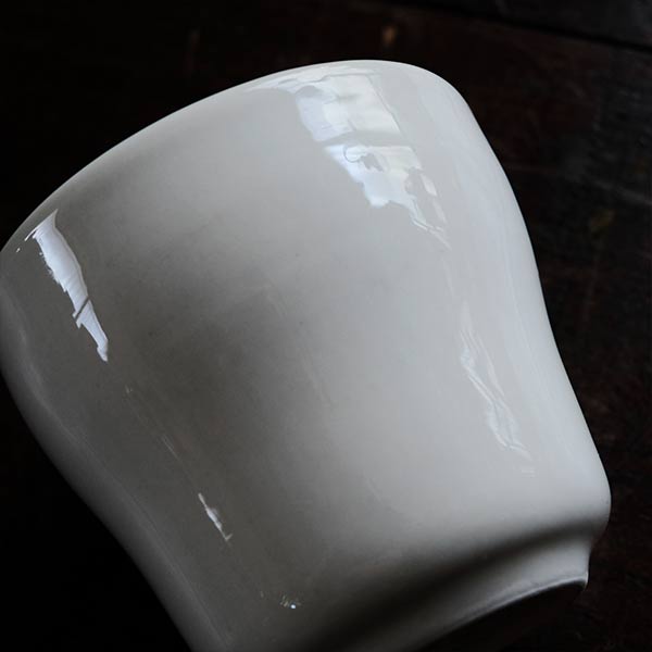 Bell-shaped shaving mug
