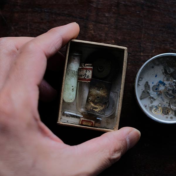 腕時計のパーツが入った缶と瓶(缶85個、瓶85本)