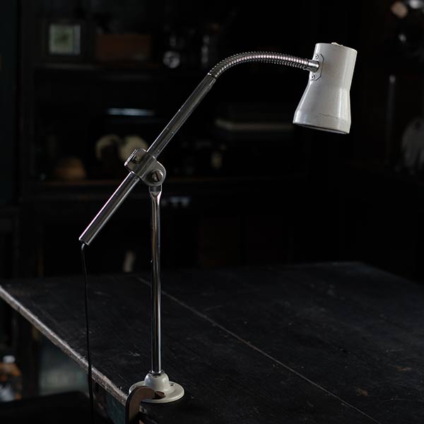 Gooseneck lamp for sewing machines