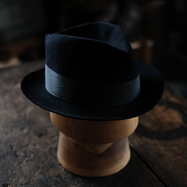 Hat wooden mold with base