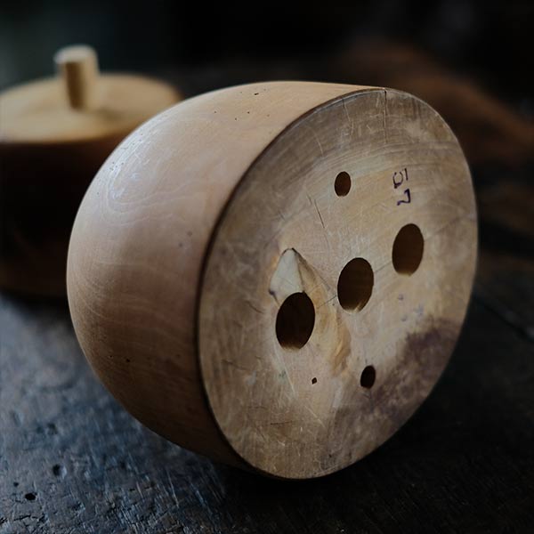 Hat wooden mold with base