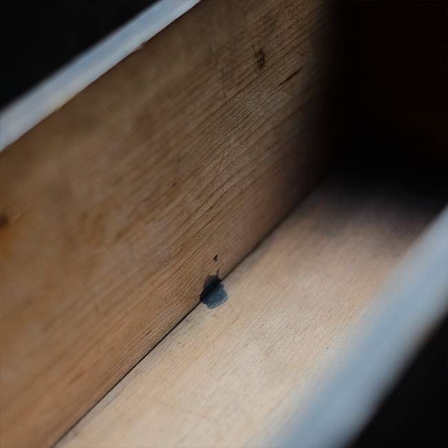黒くすすけた木箱