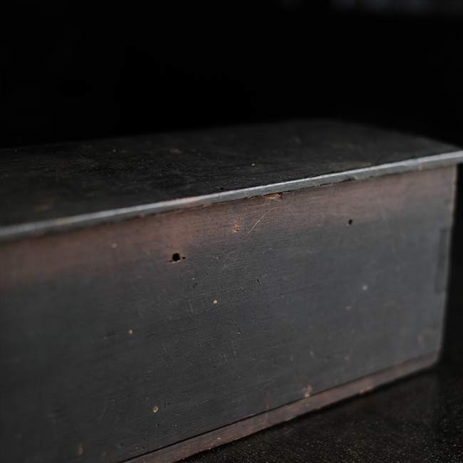 黒くすすけた木箱