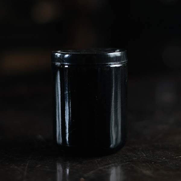 黒いガラスの容器