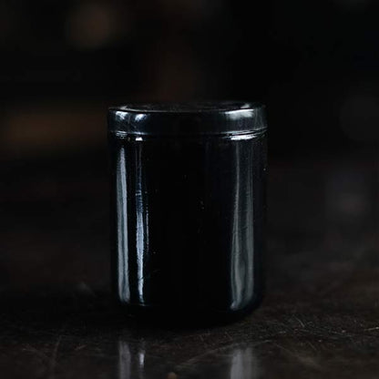 黒いガラスの容器