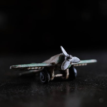 ARMY BOMBER 鋳物のフィギュア