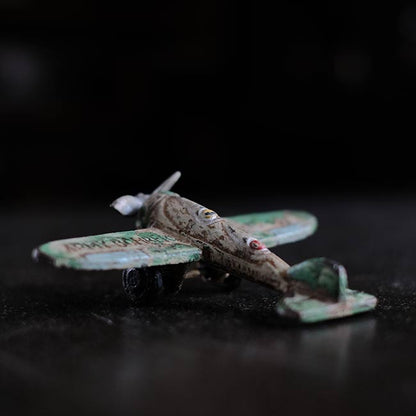 ARMY BOMBER 鋳物のフィギュア