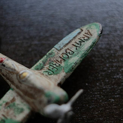 ARMY BOMBER 鋳物のフィギュア