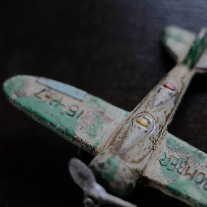 ARMY BOMBER 鋳物のフィギュア