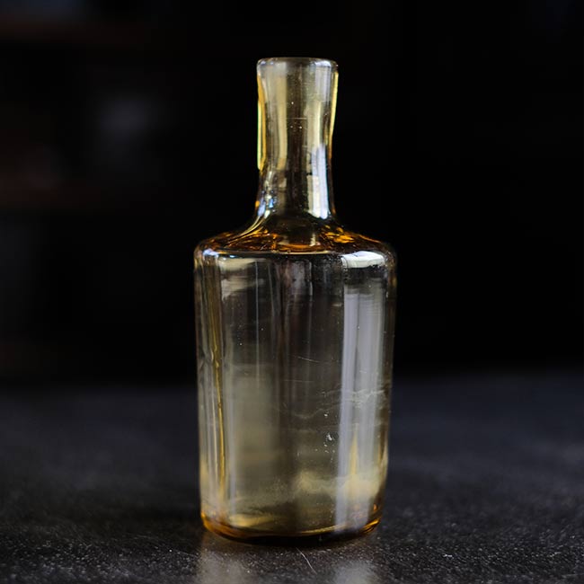 内部が面取りされたガラスボトル