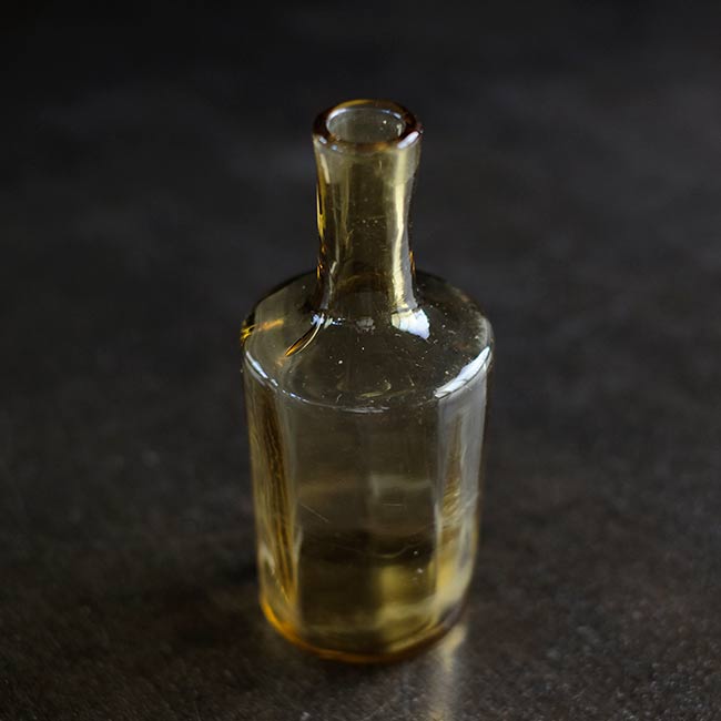 内部が面取りされたガラスボトル