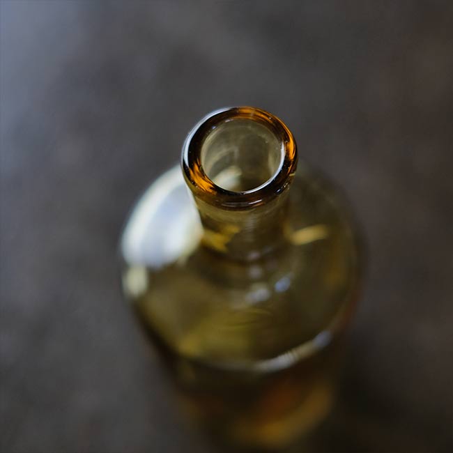 内部が面取りされたガラスボトル