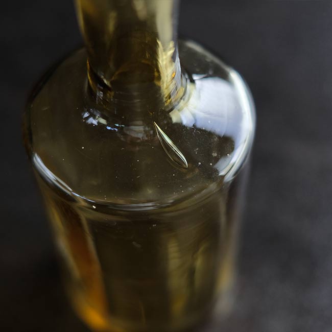 内部が面取りされたガラスボトル