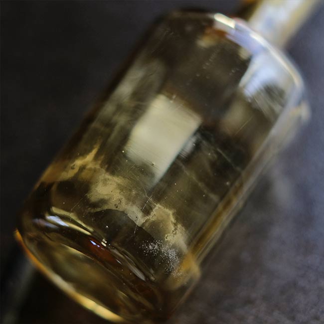 内部が面取りされたガラスボトル