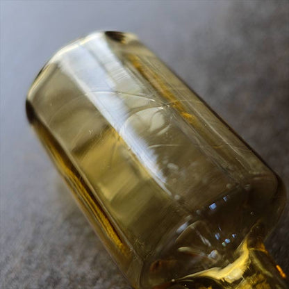 内部が面取りされたガラスボトル
