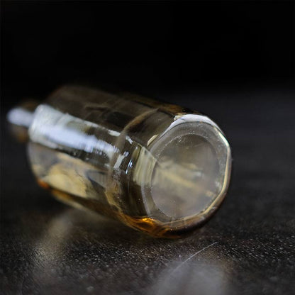 内部が面取りされたガラスボトル