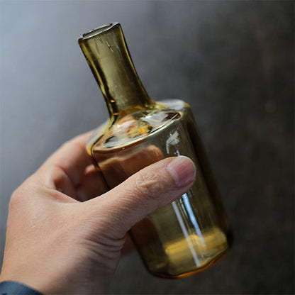 内部が面取りされたガラスボトル