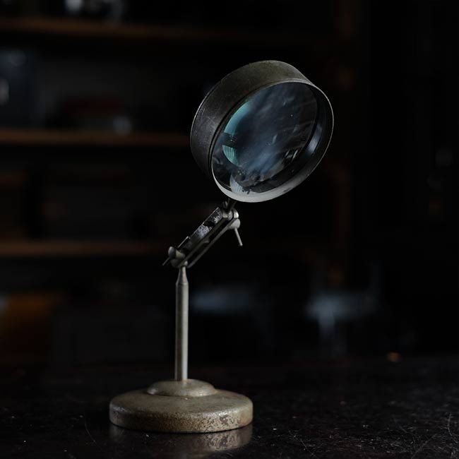 Tabletop magnifying glass