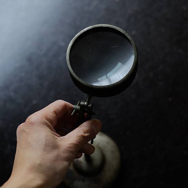 Tabletop magnifying glass