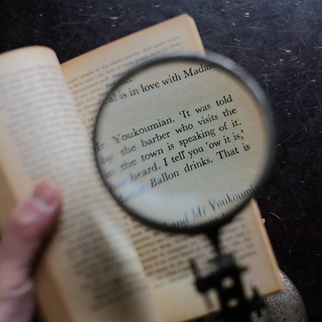 Tabletop magnifying glass