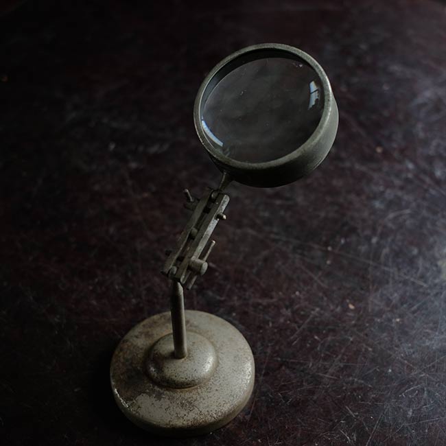 Tabletop magnifying glass