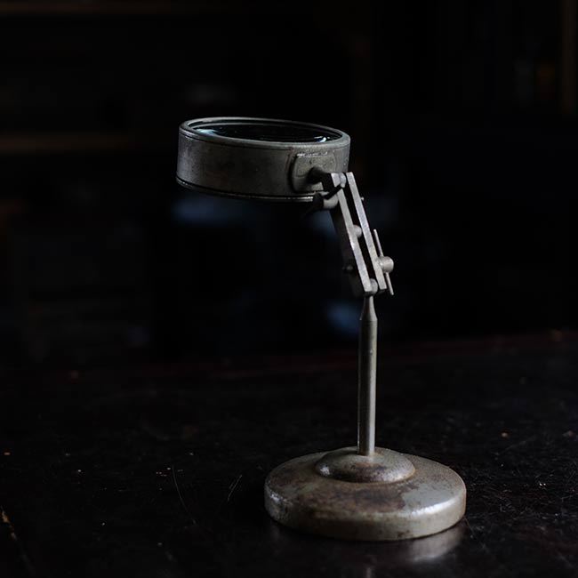 Tabletop magnifying glass