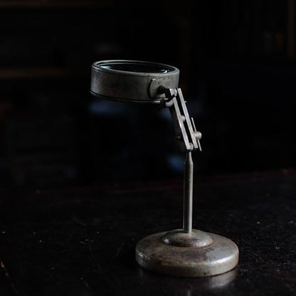 Tabletop magnifying glass