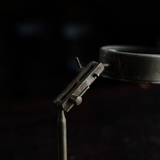 Tabletop magnifying glass