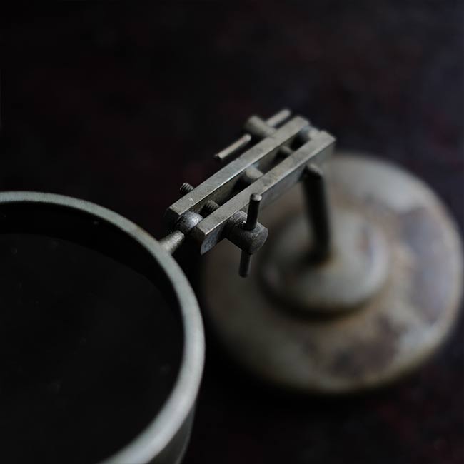 Tabletop magnifying glass