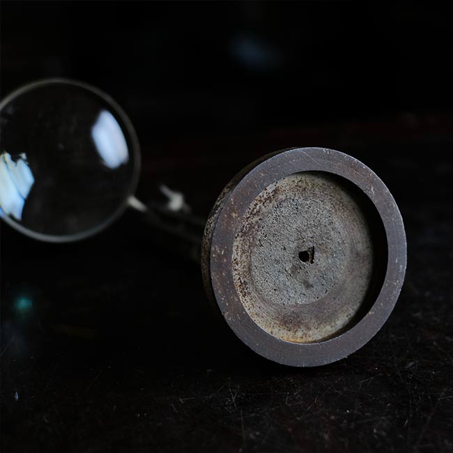 Tabletop magnifying glass