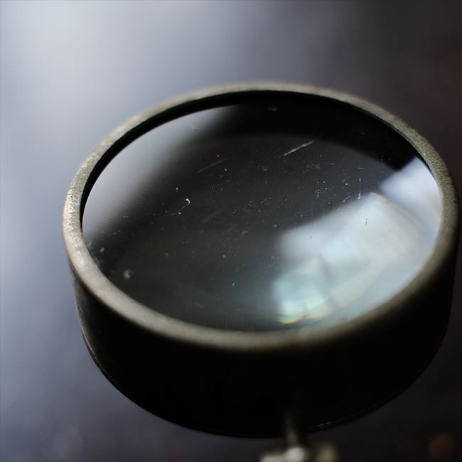 Tabletop magnifying glass