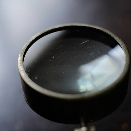 Tabletop magnifying glass