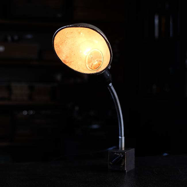 工場で使われていたマグネットライト