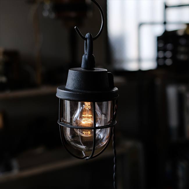 Hanging marine work light
