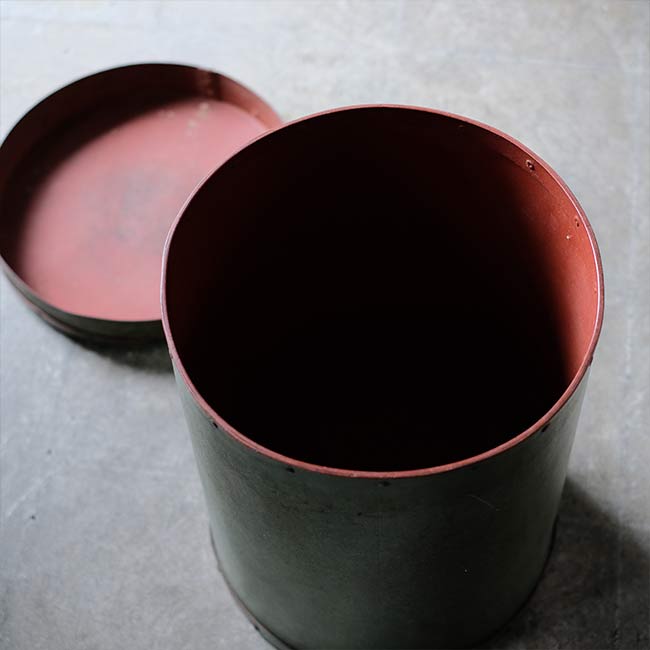 蓋付きのファイバーコンテナ