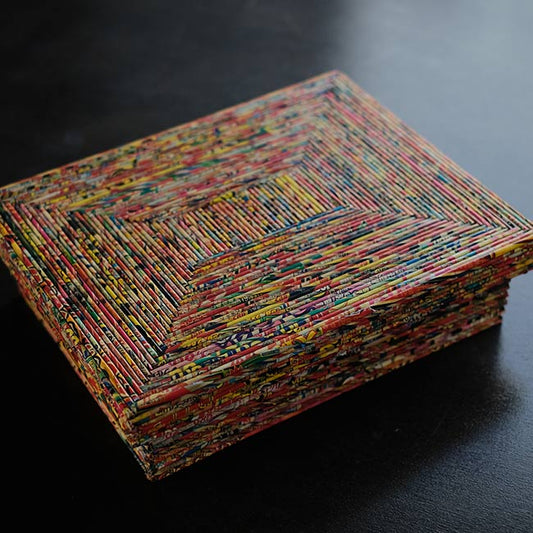 チラシを丸めて作った箱