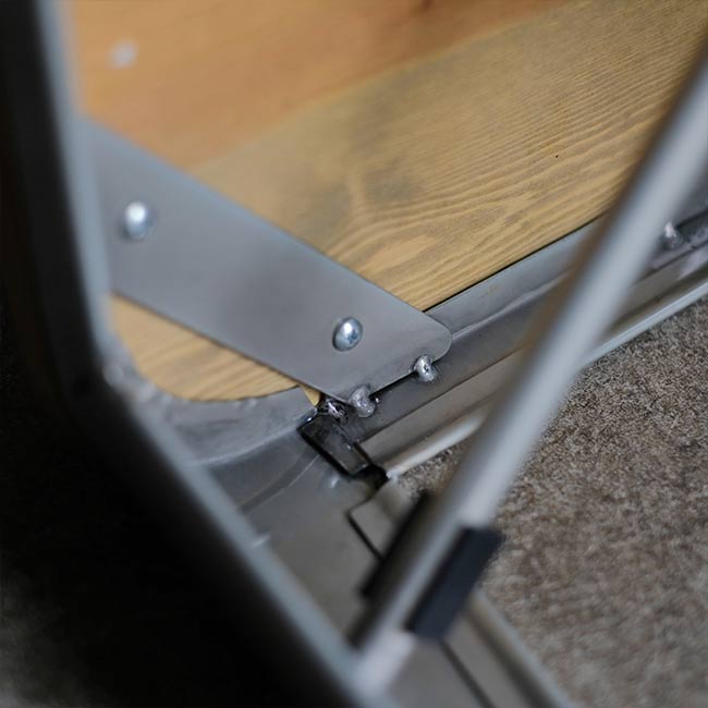 鉄脚のスツール