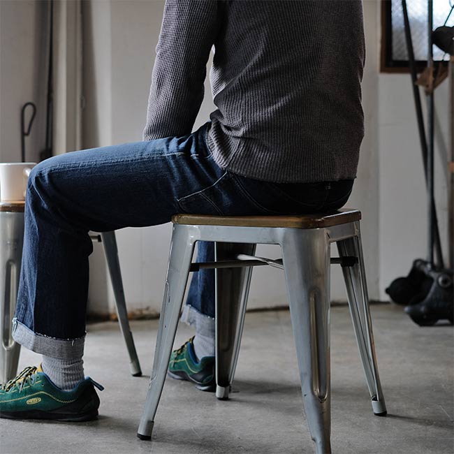鉄脚のスツール