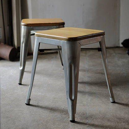 鉄脚のスツール